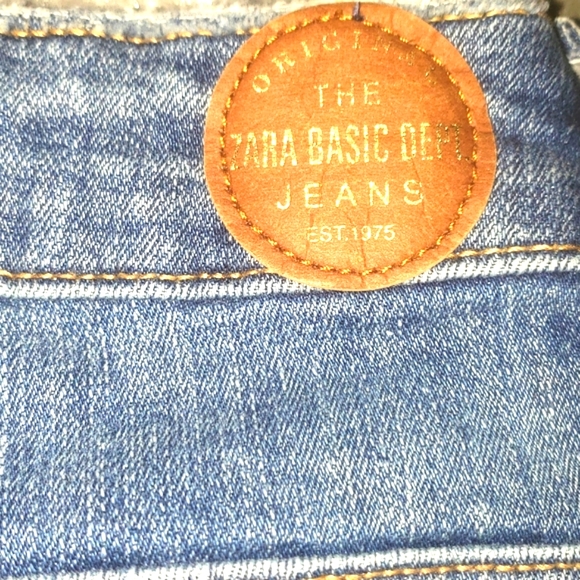 Zara Cropped Light Blue Jeans with Raw Hem - Picture 5 of 8